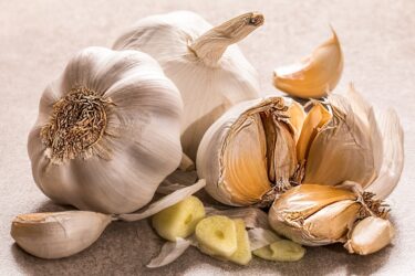手についたニンニクの臭いを簡単に消す方法！臭いを防ぐコツも徹底解説
