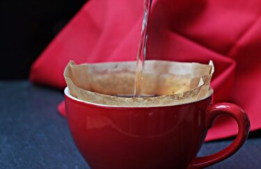 コーヒーフィルターで作る！即席濾し器テクニック